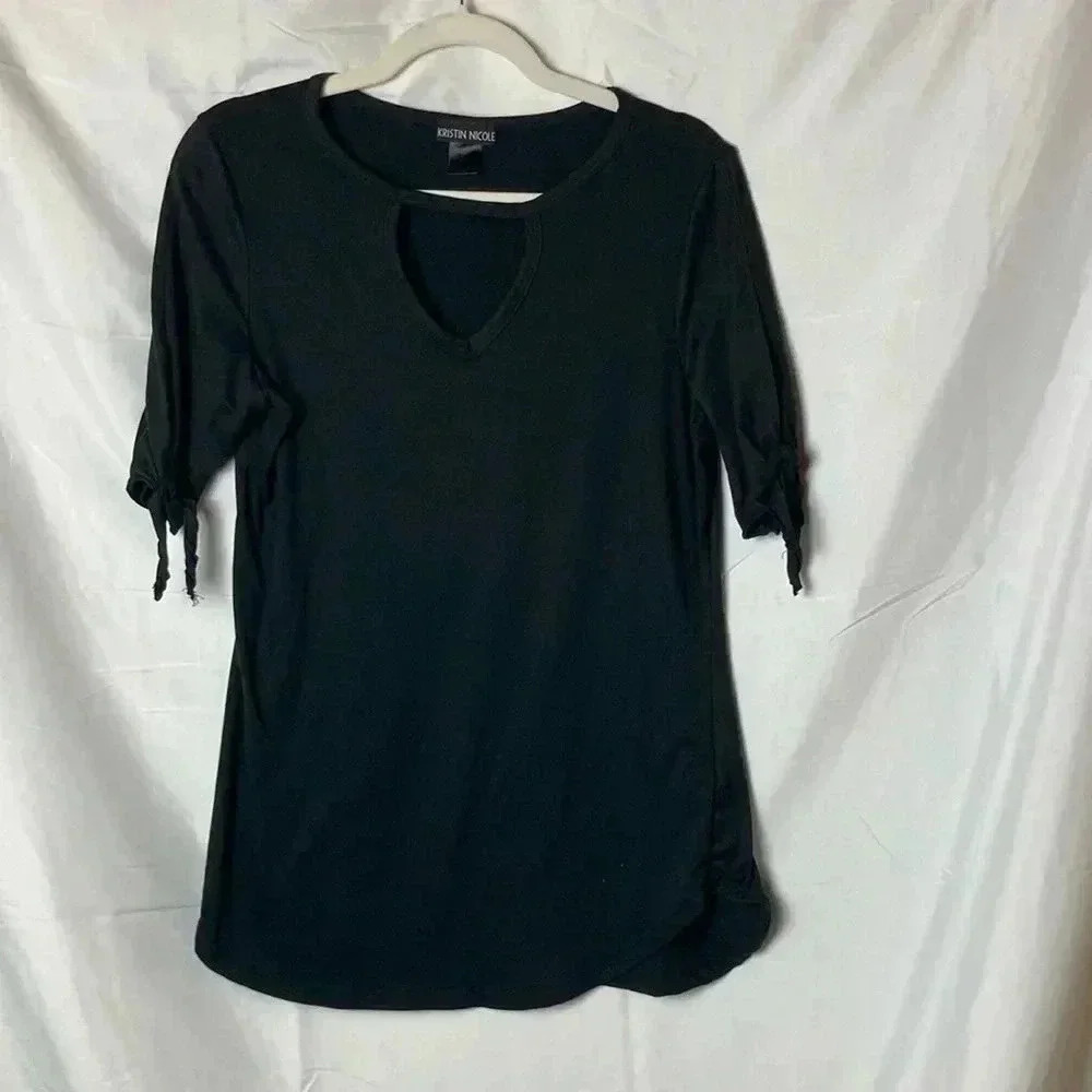 Kristin‎ Nicole black top